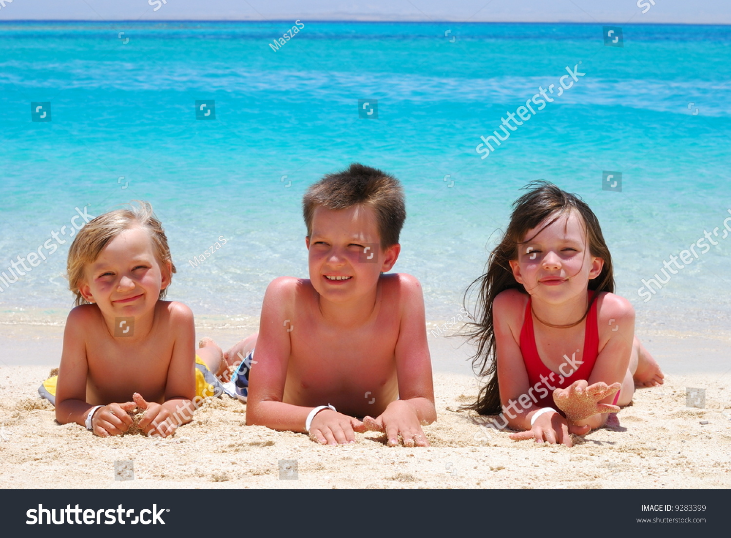 Дети загорают и любуются на море