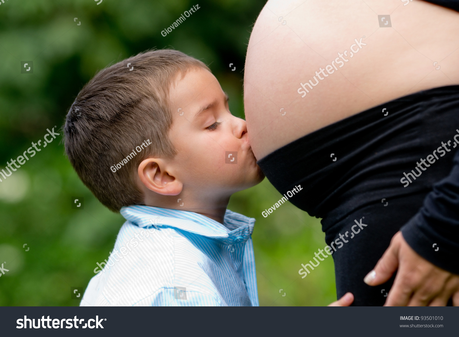 Ребенка заставляли лизать. Мама целует малыша. Девочки. Мальчики. Живот. Дети.. Животики беременных мальчиками.