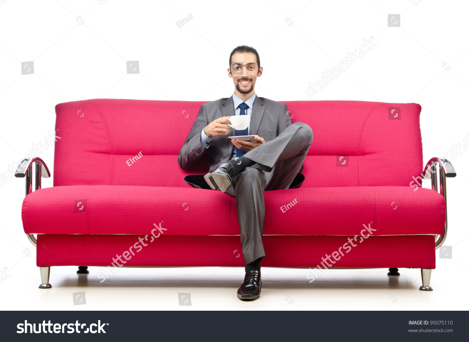 Человек сидит на диване анфас