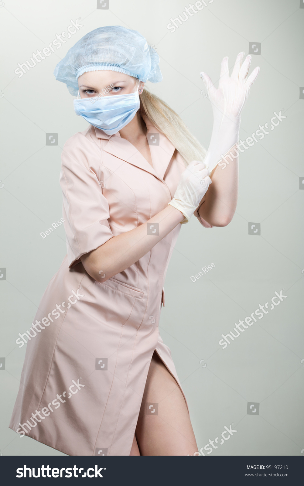 Красивая медсестра в перчатка