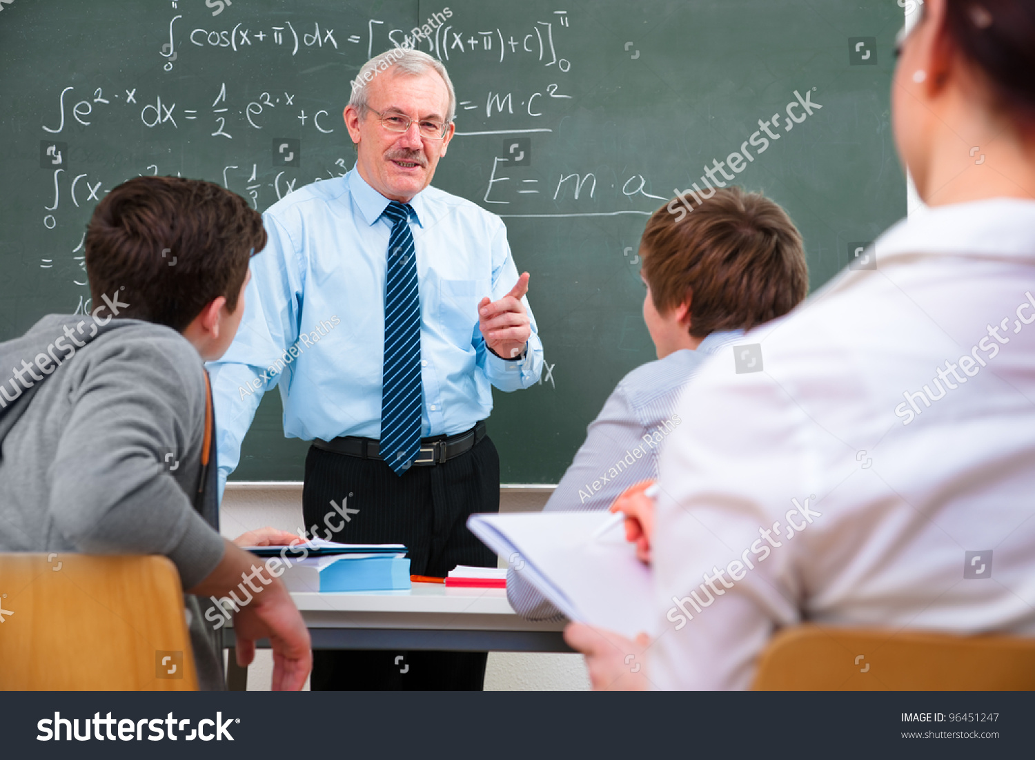 profesor-con-un-grupo-de-estudiantes-foto-de-stock-96451247-shutterstock