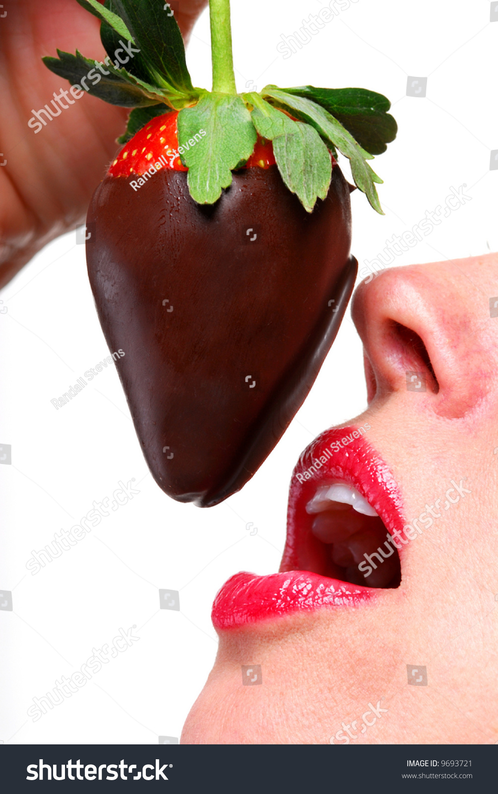 Девушка с клубникой в шоколаде