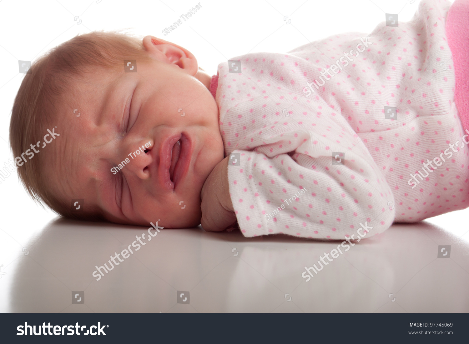 Колики у ребенка 1. Грудничок высовывает язык в бок. Грудничок плачет. Колики у малыша. Фотографию пердящего малыша.