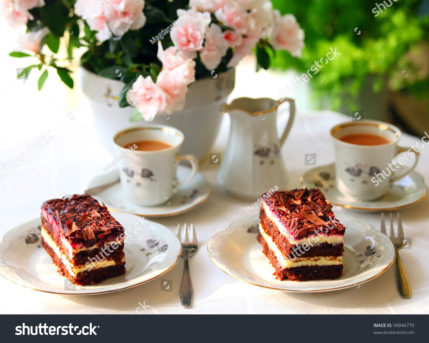 Красивые пирожные и кофе