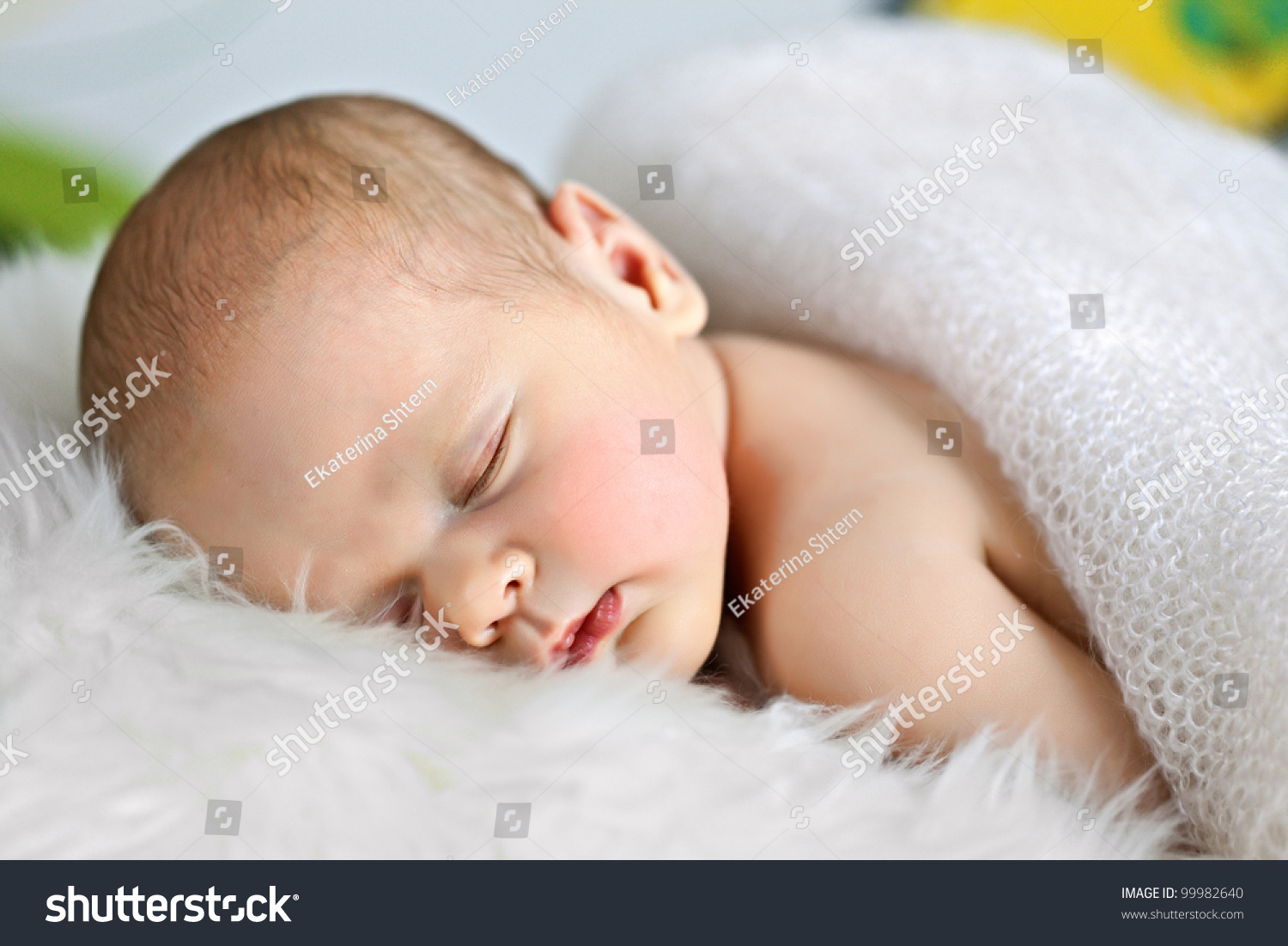 Красивый спящий младенец