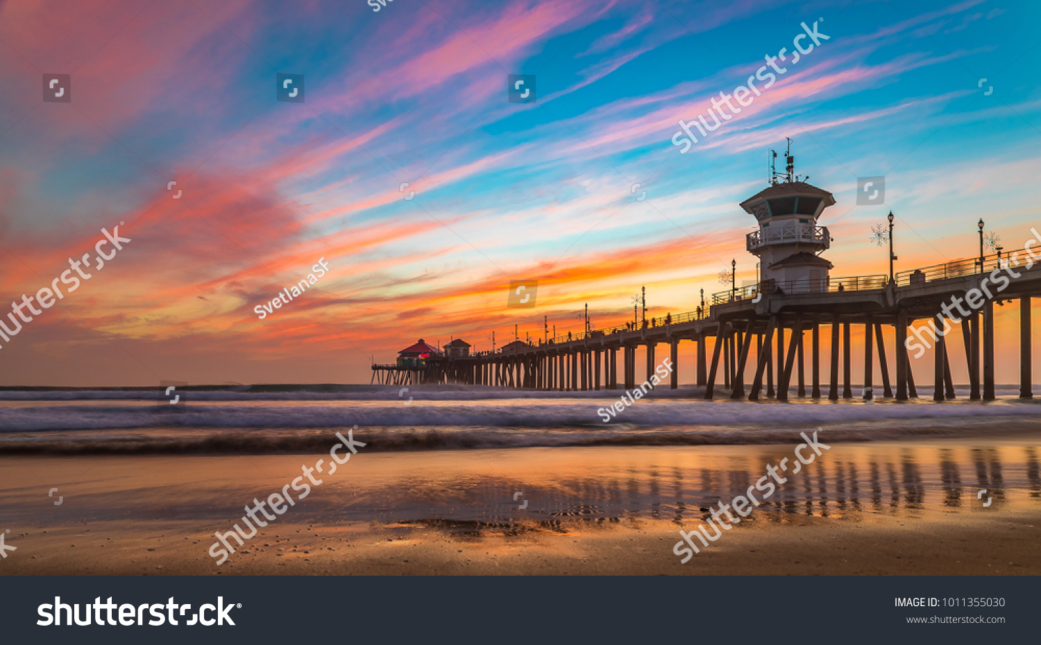 Incredible colors of sunset by Huntington Beach Pier, in the famous surf city in California #1011355030