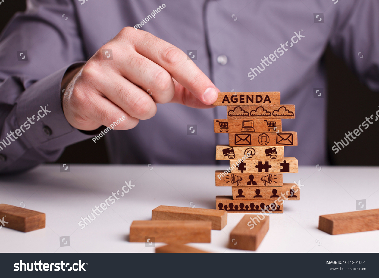 The concept of technology, the Internet and the network. Businessman shows a working model of business: Agenda #1011801001