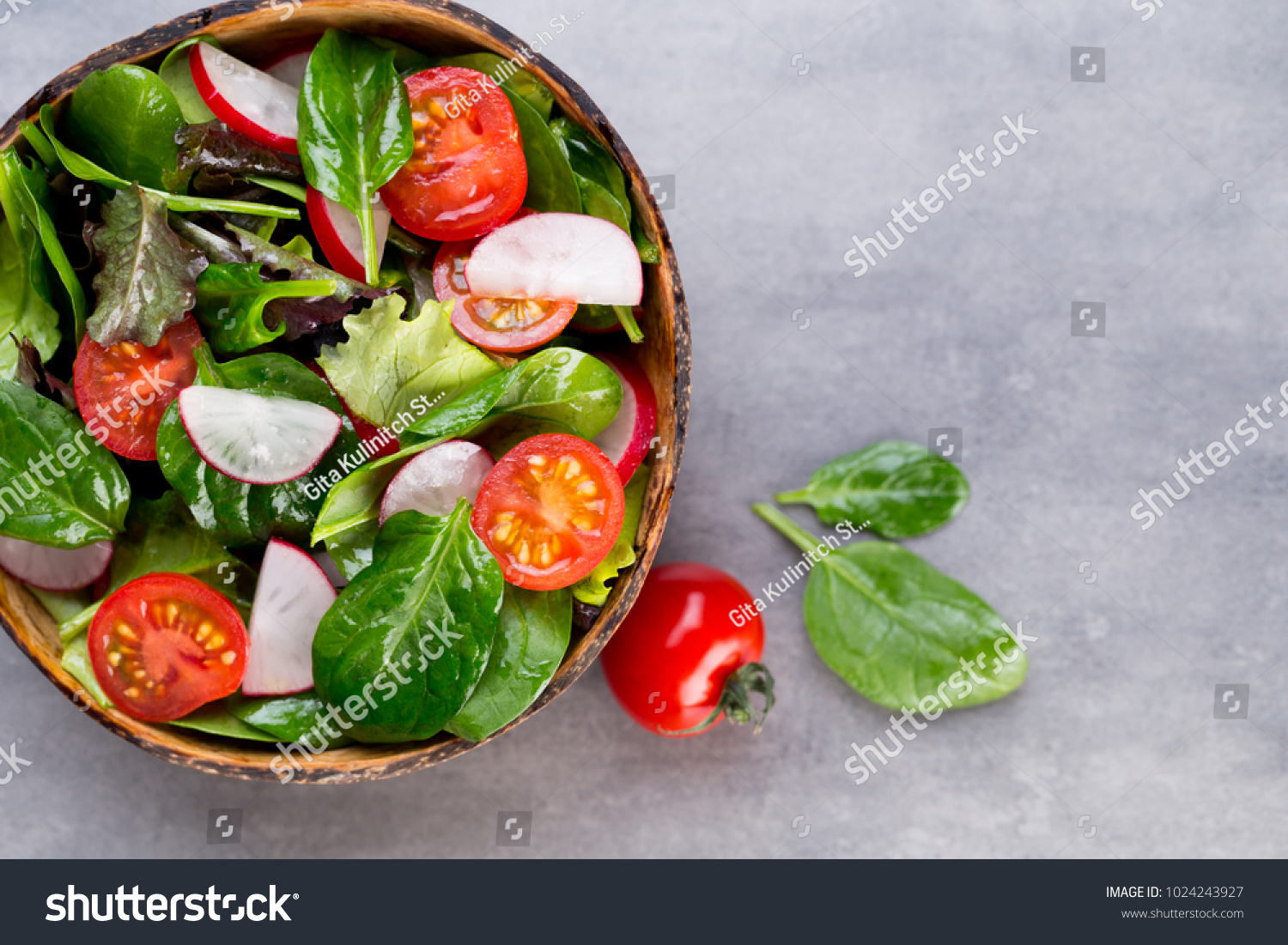 Fresh salad with baby spinach and tomato, radish und salad. #1024243927