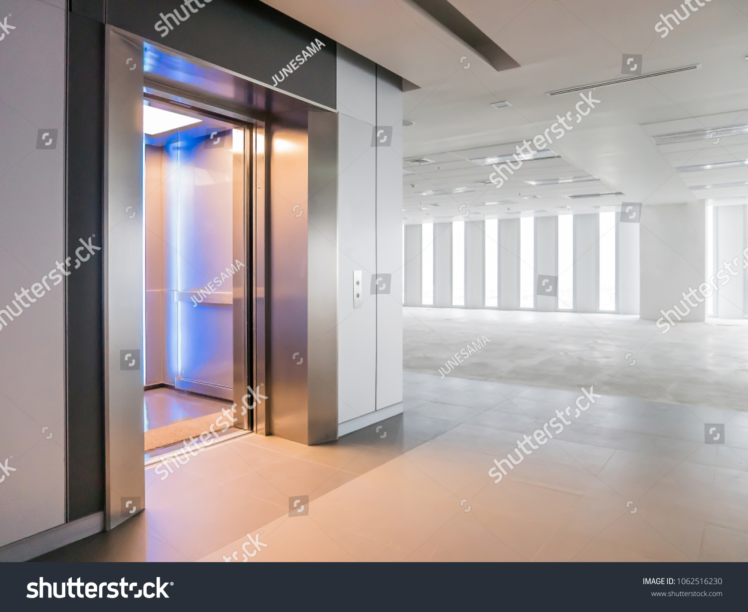Modern elevator open doors in a empty floor, Large Hall, Store, interior,Lab, without furniture in a new building. #1062516230