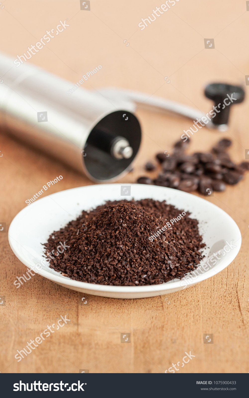 Coffee powder in white dish on wood table. #1075900433