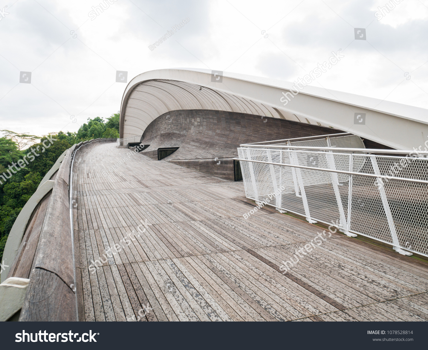 Henderson Waves Bridge Singapore with Undulating Curved Steel and Curved Wood Floor #1078528814
