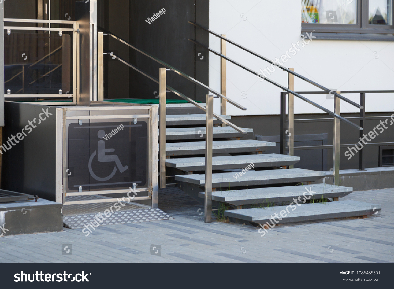 Living house entrance equipped with special lifting platform for wheelchair users #1086485501