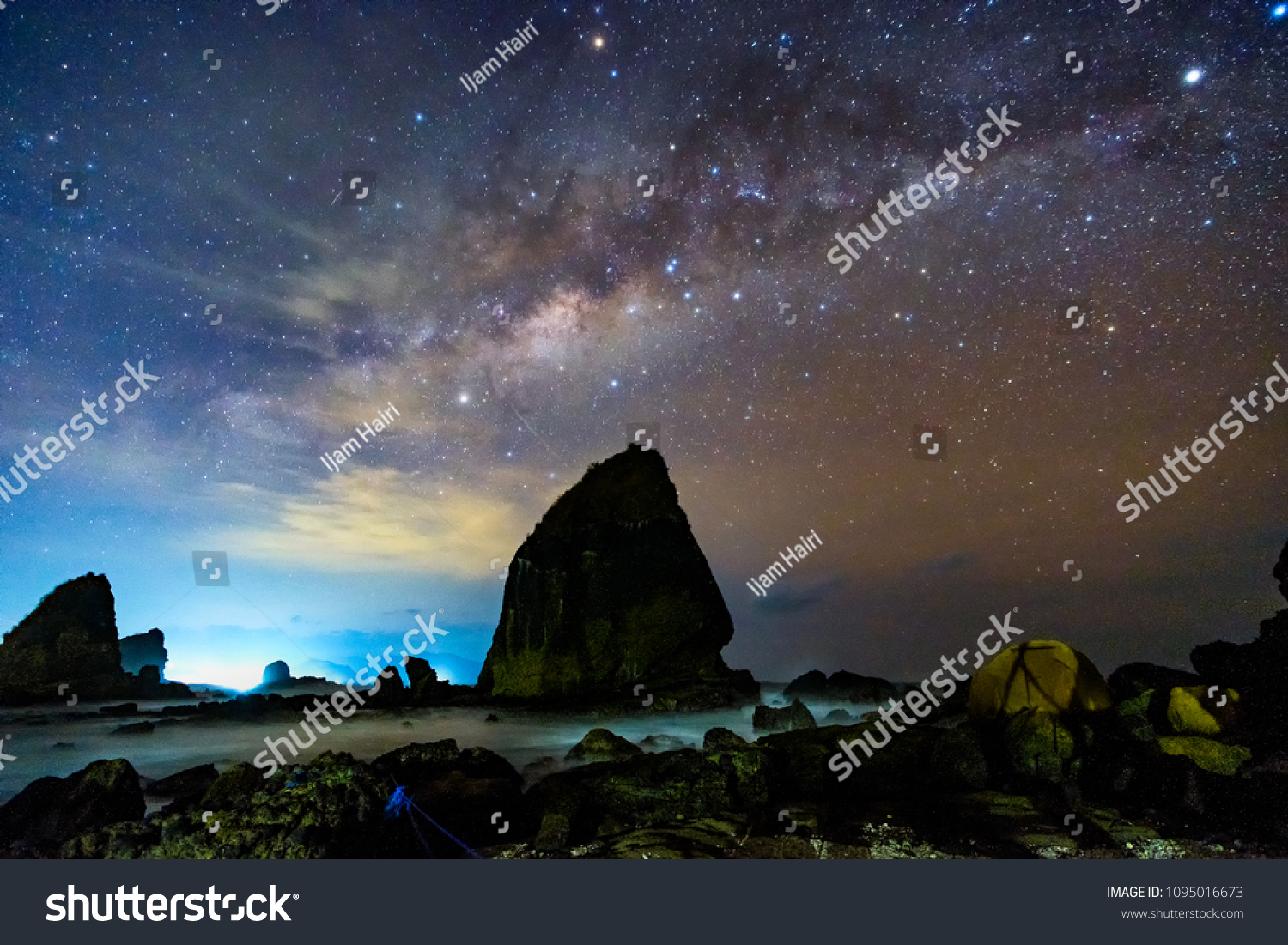 Beautiful clear night stars at Tanjung Papuma beach, Jember, East Java, Indonesia #1095016673