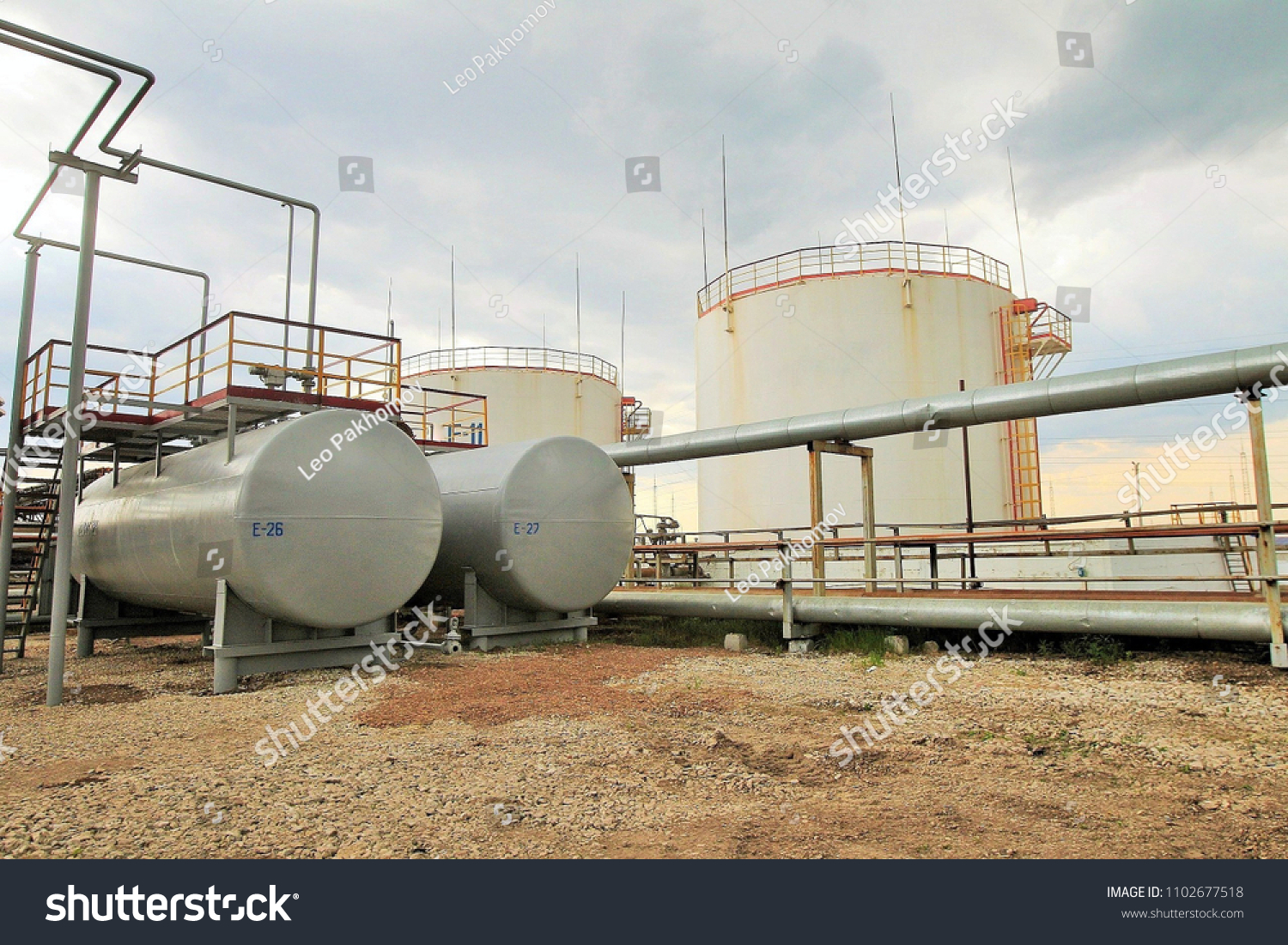 Lightning conductors in oil storage. Reservoirs at the chemical plant #1102677518