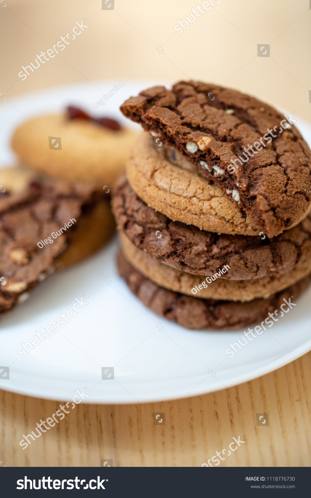 Chocolate and vanilla cookies #1118776730