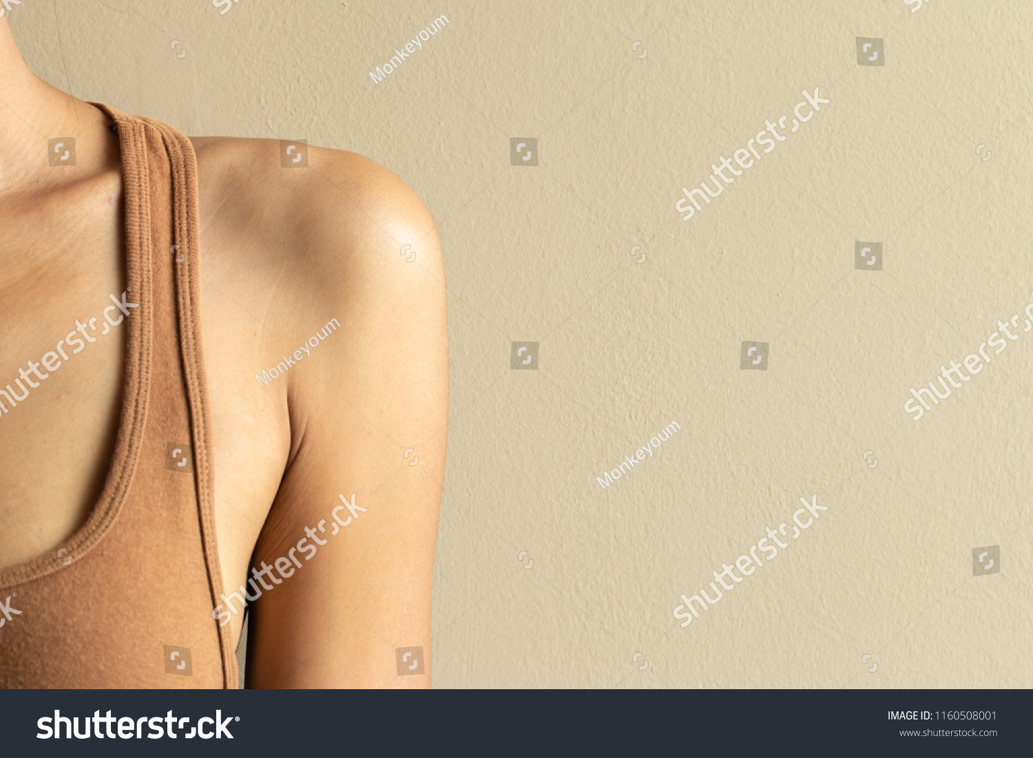 Woman shoulder. Thin body #1160508001