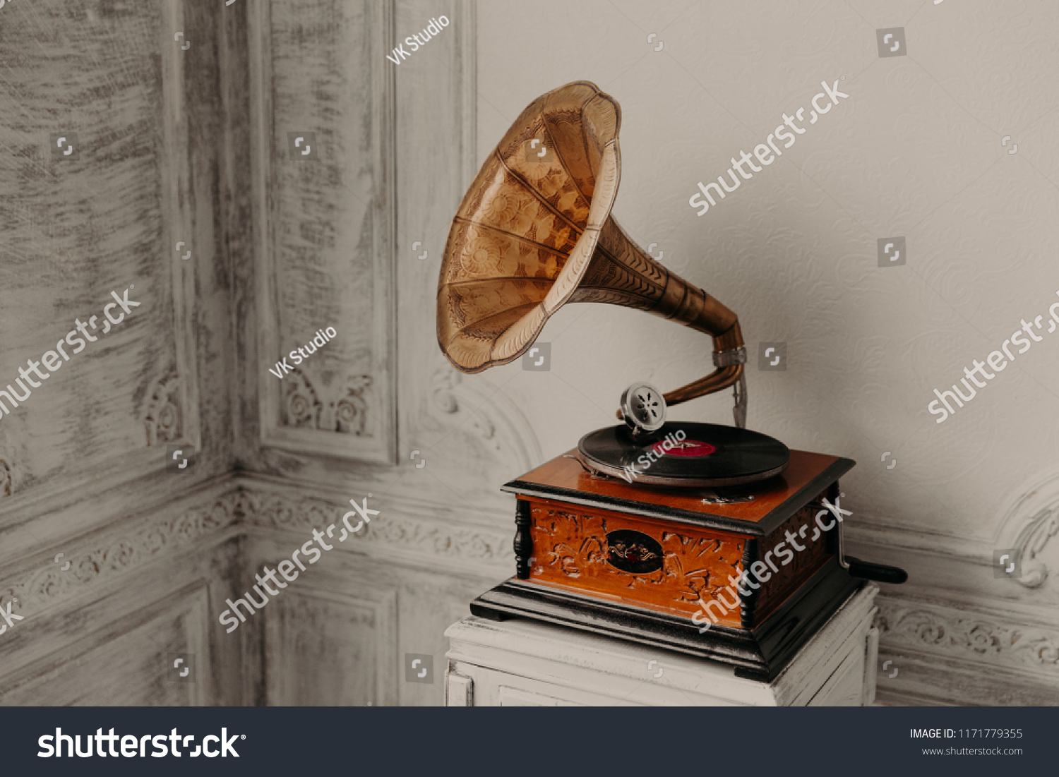 Music device. Old gramophone with plate or vinyl disk on wooden box. Antique brass record player. Gramophone with horn speaker. Retro entertainment concept. #1171779355