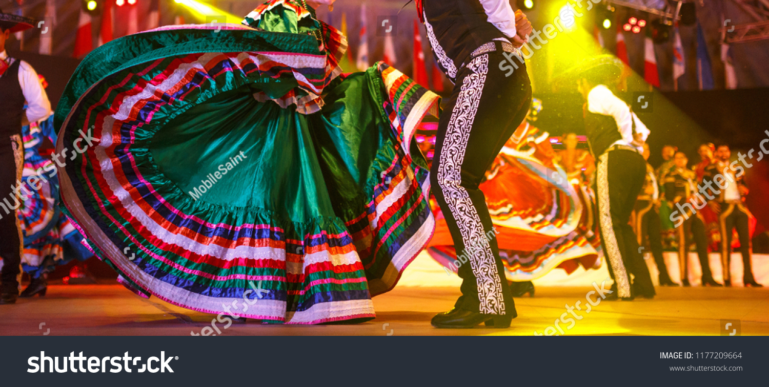 Mexico national costume. Hispanic Dancers show #1177209664