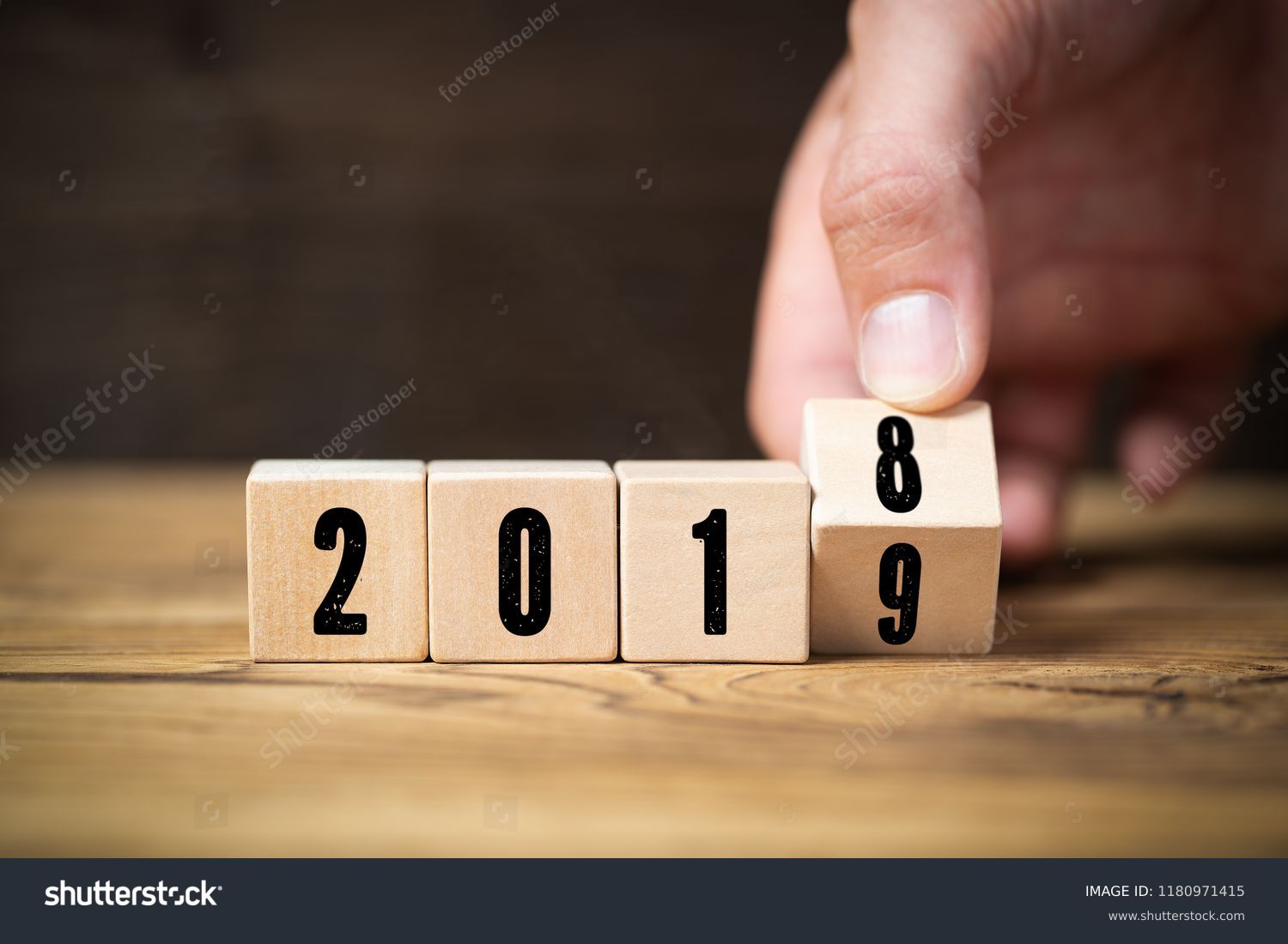 hand flipping a cube,  symbolizng the change from 2018 to 2019 #1180971415