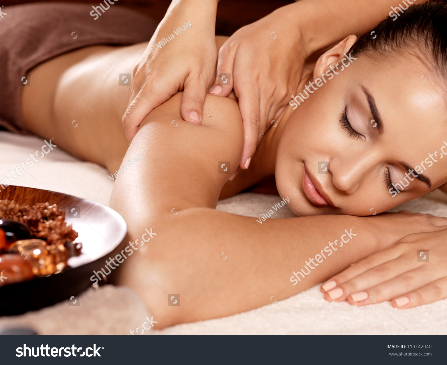 Masseur doing massage on woman body in the spa salon. Beauty treatment concept. #119142040