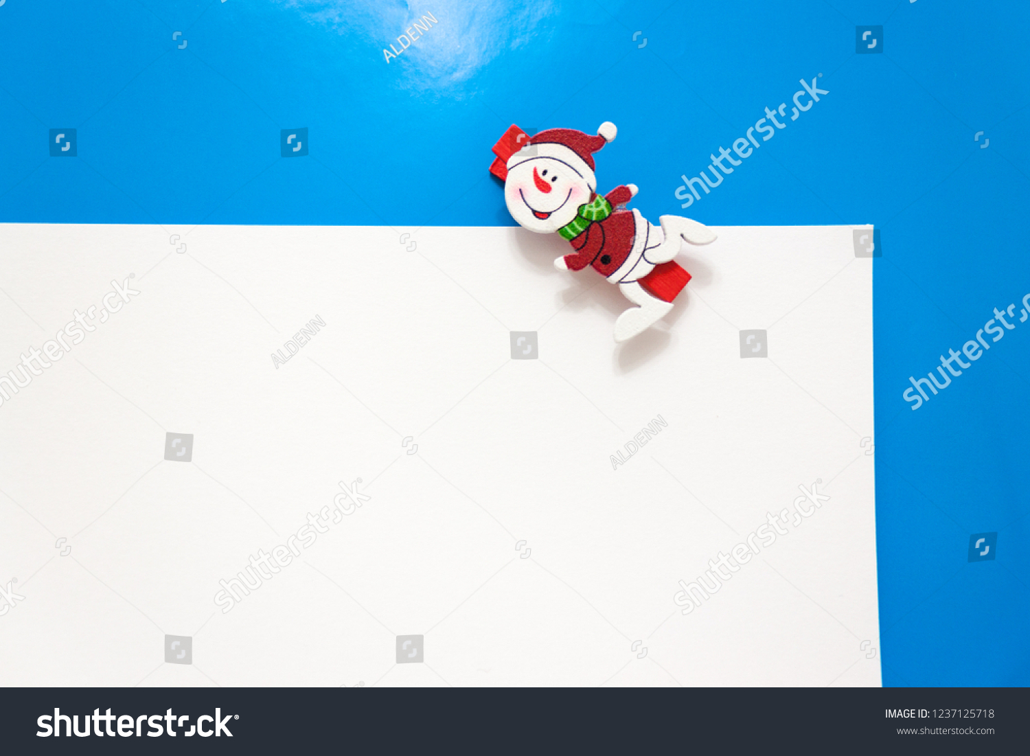 Set design template New Year's discount banner. Christmas poster with a cute snowman for sale. Happy holiday offer with snowman wearing a scarf and with cartoon gift. Xmas advertising for sale.  #1237125718