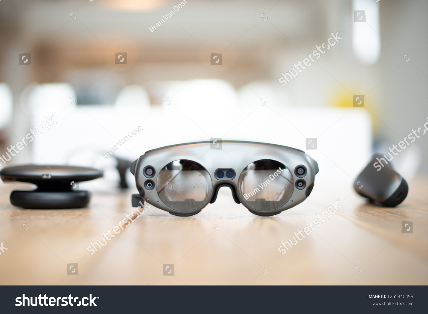 Magic Leap, Lightpack and controller with high depth of field #1265340493