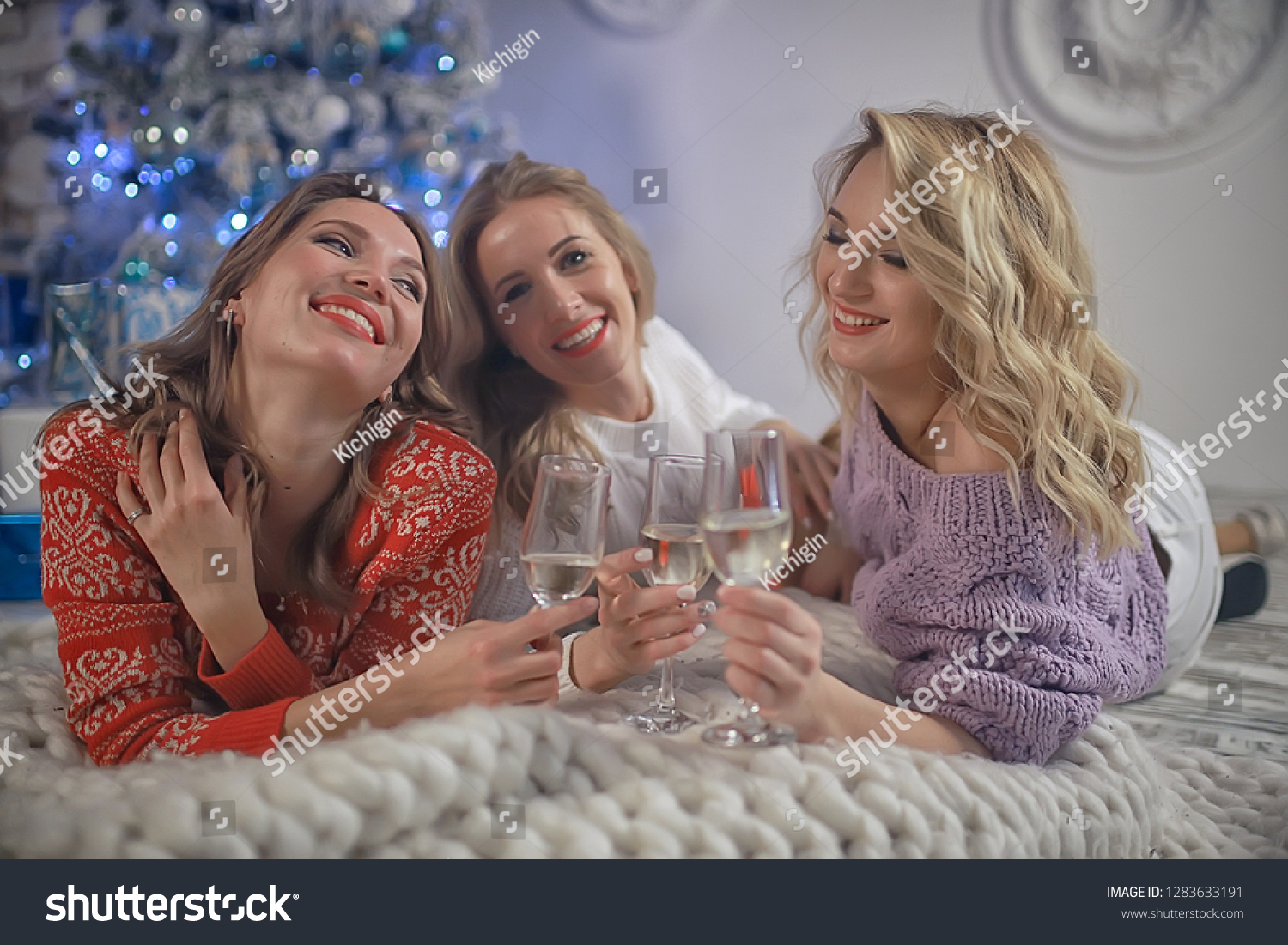 Christmas girlfriend girlfriend / girls drink champagne on New Year's holiday, women on holiday #1283633191