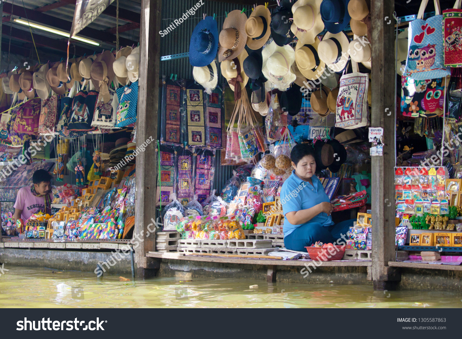 Damnoen Saduak, Thailand - August 29, 2018: Gift shop on the shore of the canal in Damnoen Saduak Floating Market, Ratchaburi, Thailand. #1305587863