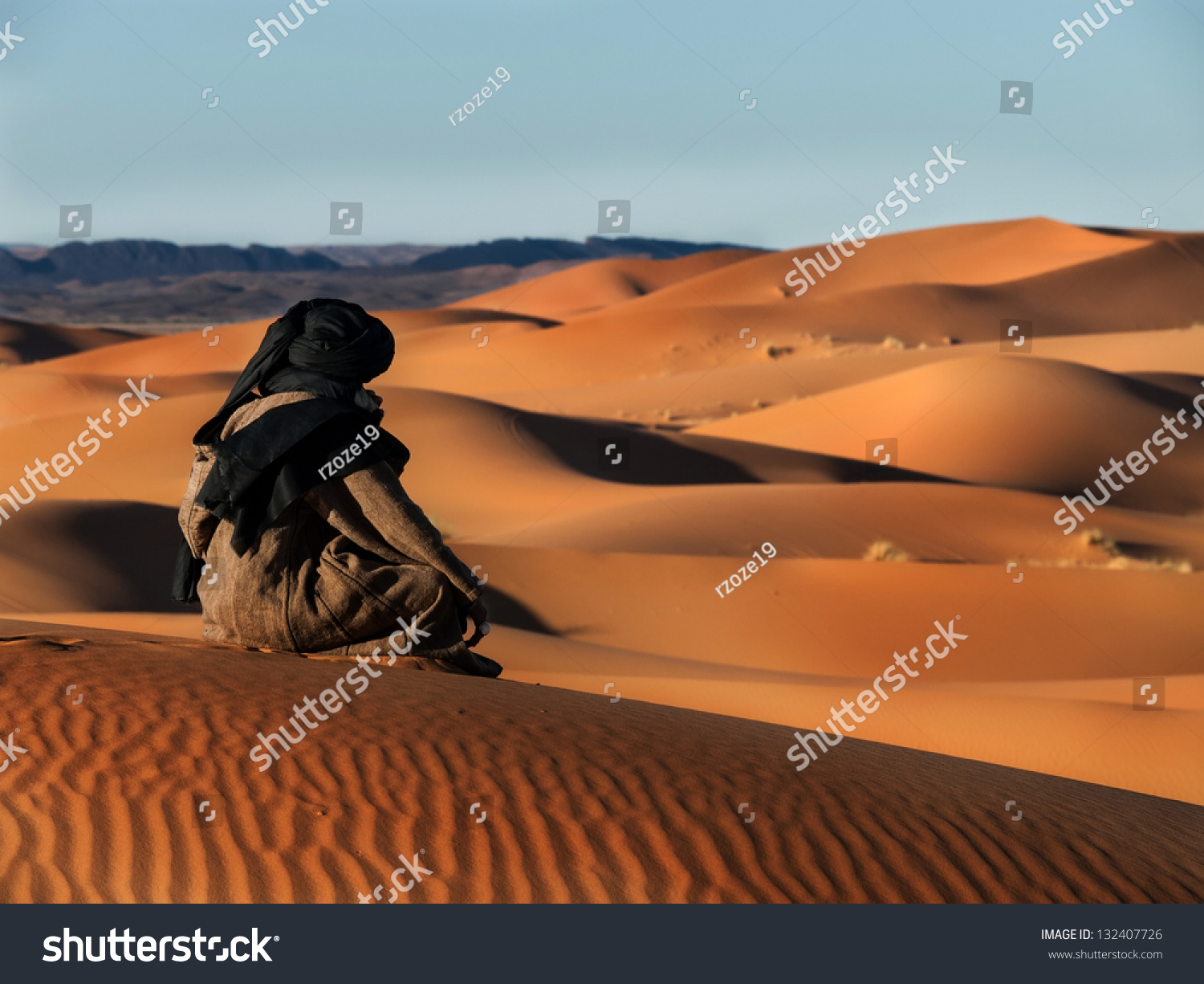Touareg looks in the desert #132407726