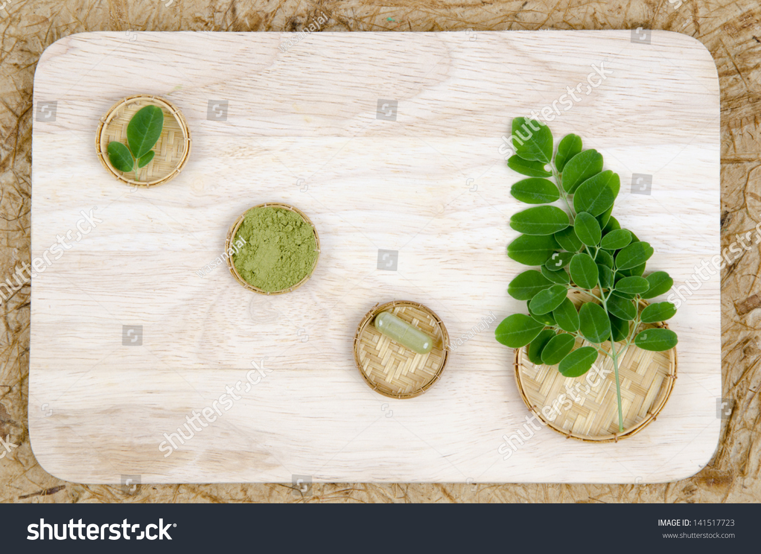 leaves of the Bitter cucumber-chinese (Moringa oleifera Lam.) Processed into Bitter cucumber-chinese. Powder packed in capsules.  #141517723