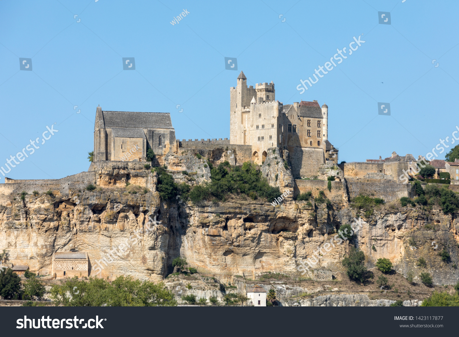  The medieval Chateau de Beynac rising on a limestone cliff above the Dordogne River. France, Dordogne department, Beynac-et-Cazenac #1423117877