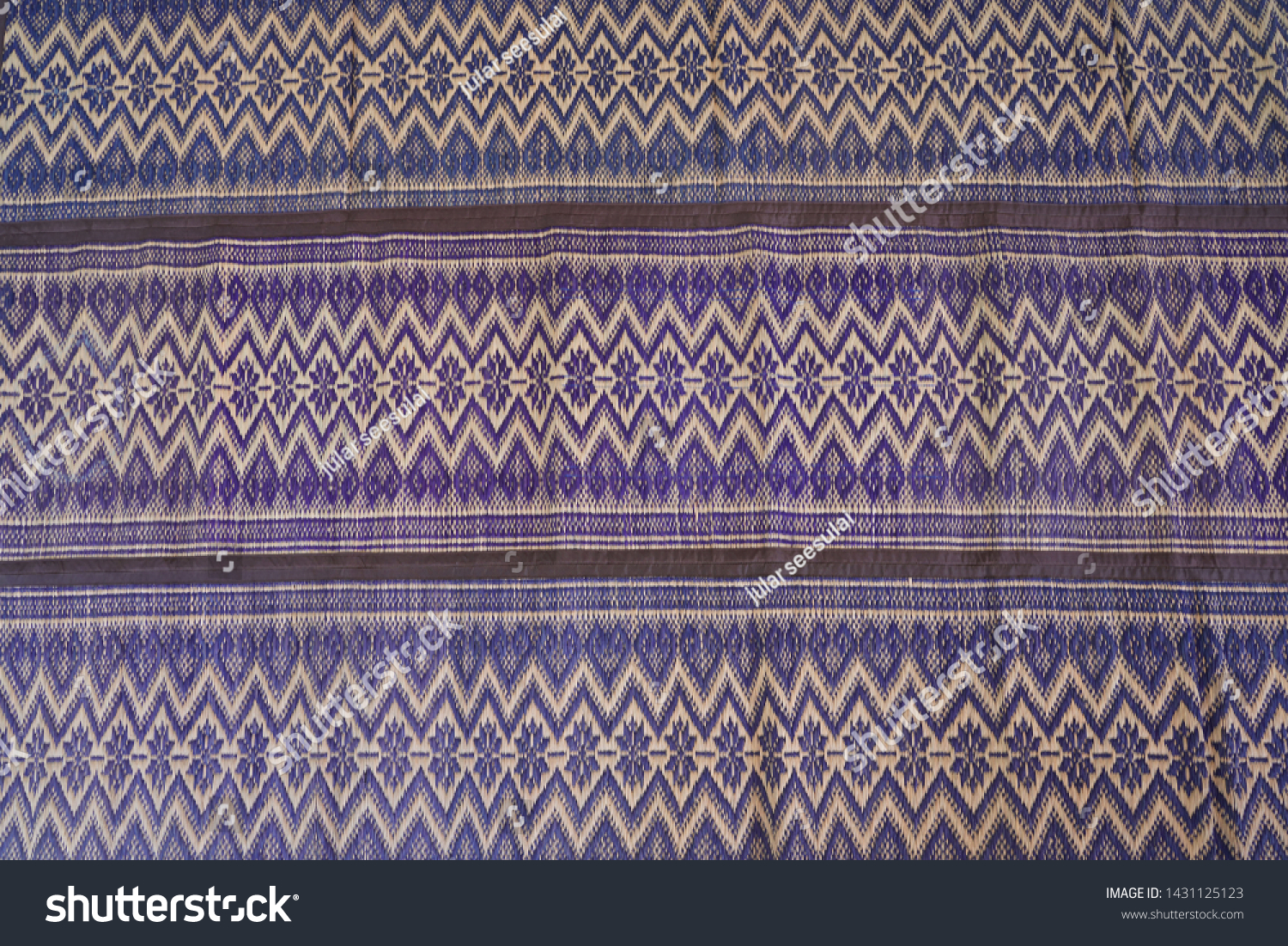 The reed mat brings the papyrus to be transformed into a dyeing line, then woven into a traditional pattern or a patterned pattern with many patterns. To be a sheet Bring to sit, sit or sleep #1431125123