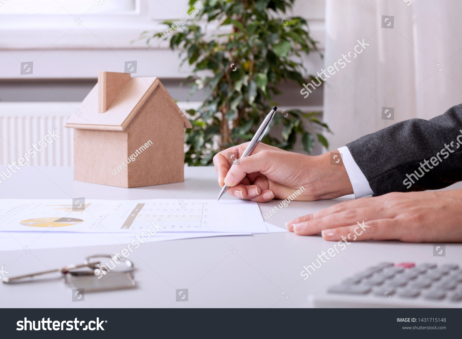Real estate agents agree to buy a home and give keys to clients at their agency's offices. Concept agreement #1431715148