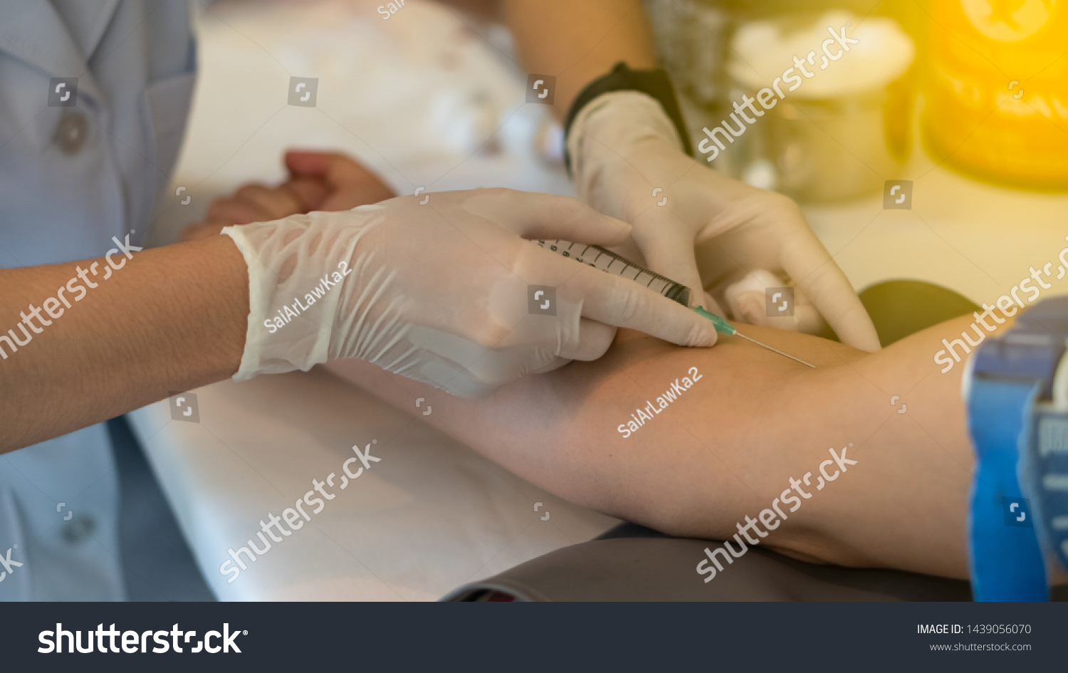 Blood collection, blood collection, see a doctor for the diagnosis of workers #1439056070