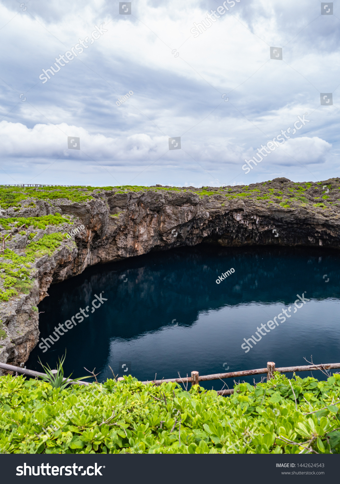 Toriike Pond is a pond located in the western part of Shimojijima Island, Miyakojima, Okinawa, Japan. It looks like two ponds lined up next to each other but they are actually connected underground. #1442624543