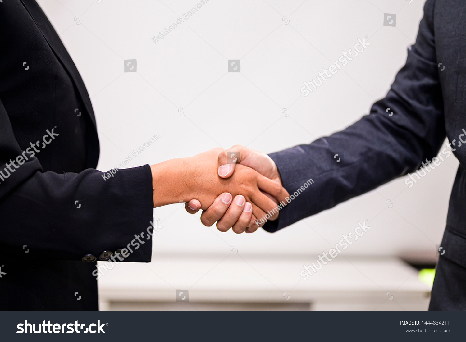 Shake hands after both reach an agreement and mutual agreement #1444834211