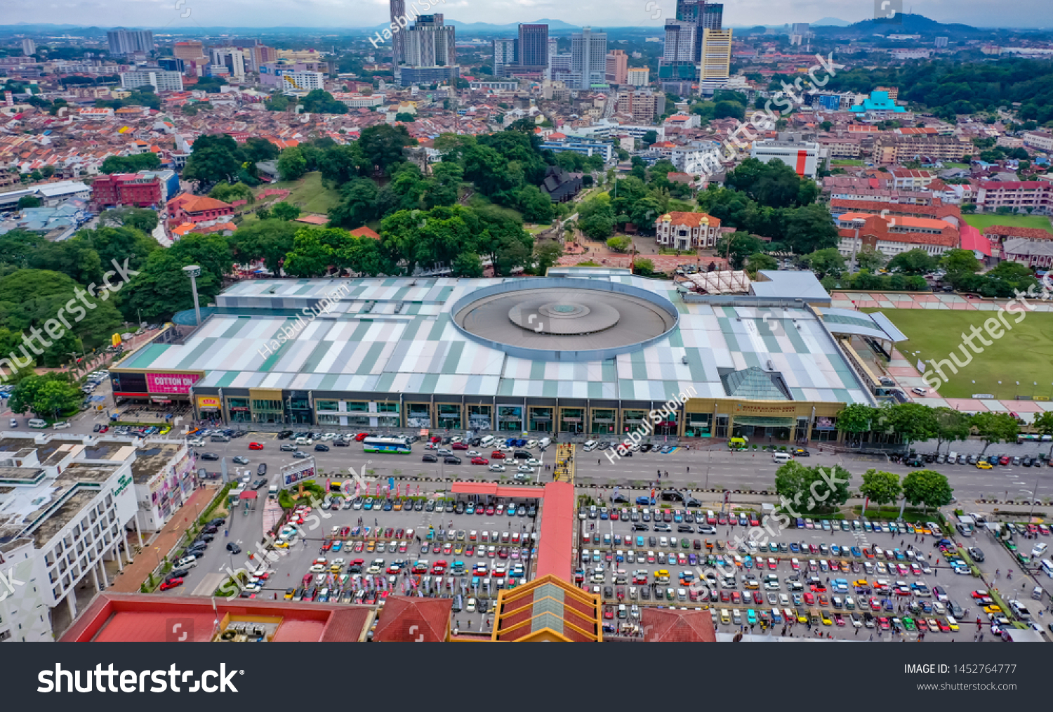 Malacca, Malaysia - July 7 2019: Aerial View Dataran Pahlawan Melaka Megamall In Malacca City With Full Car Parking Opposite It #1452764777