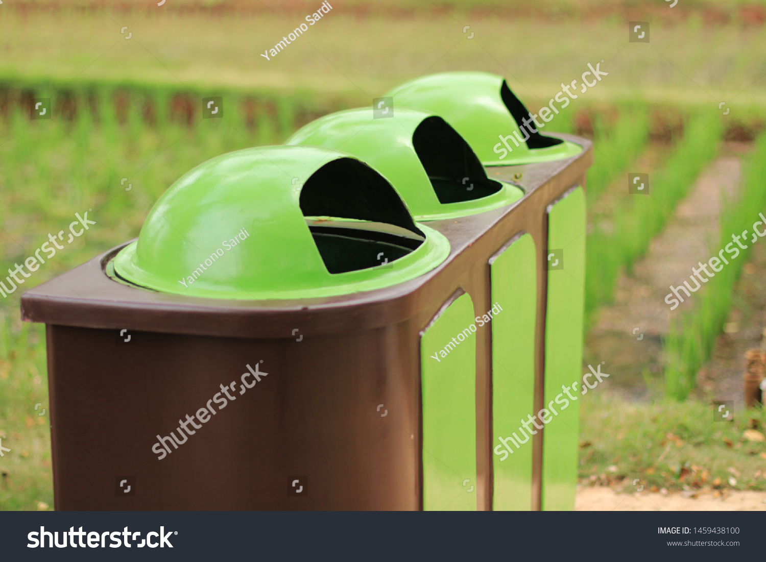 Trash can that separates organic types and other types #1459438100