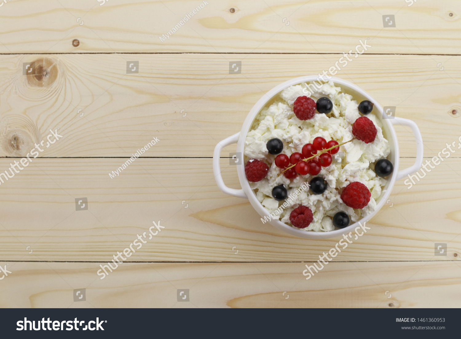 
Bowl with cottage cheese and fresh berries on wooden background
 #1461360953