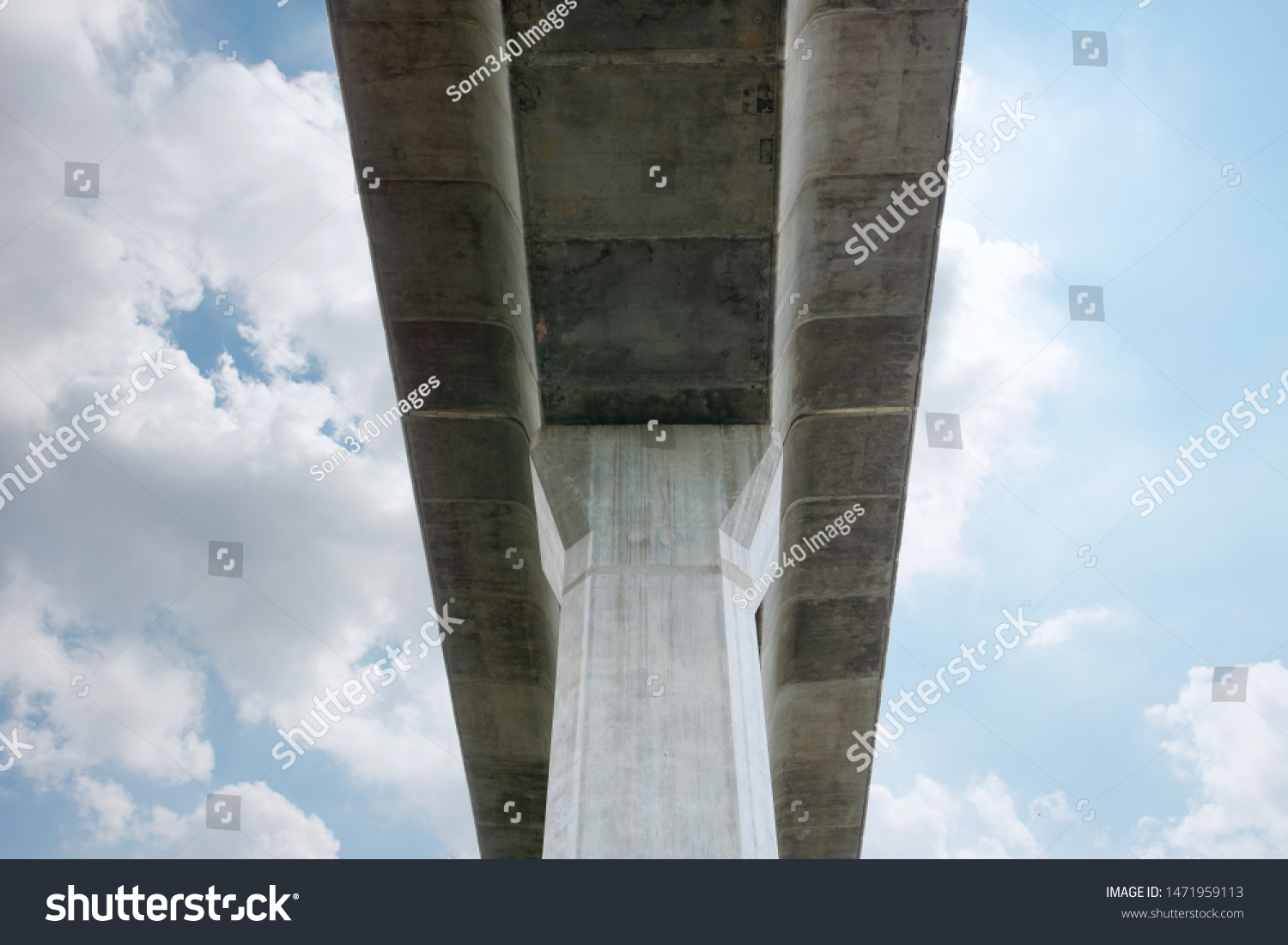 Prefabricated concrete of bridge - Built the structure of column support the railroad. Technology of construction. #1471959113