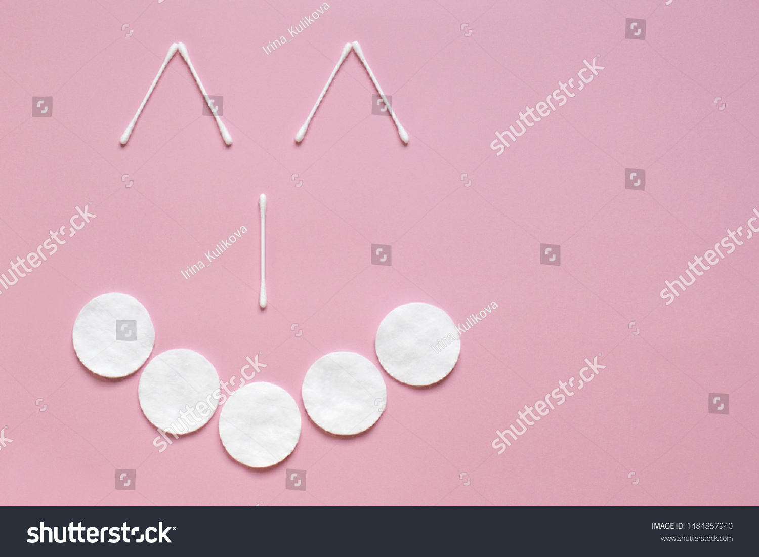 Flatlay white cotton buds for ears and cotton buds on a pink background with copy space. Sketchy funny image of a face with a smile. The concept of hygiene, medicine, health care, beauty #1484857940