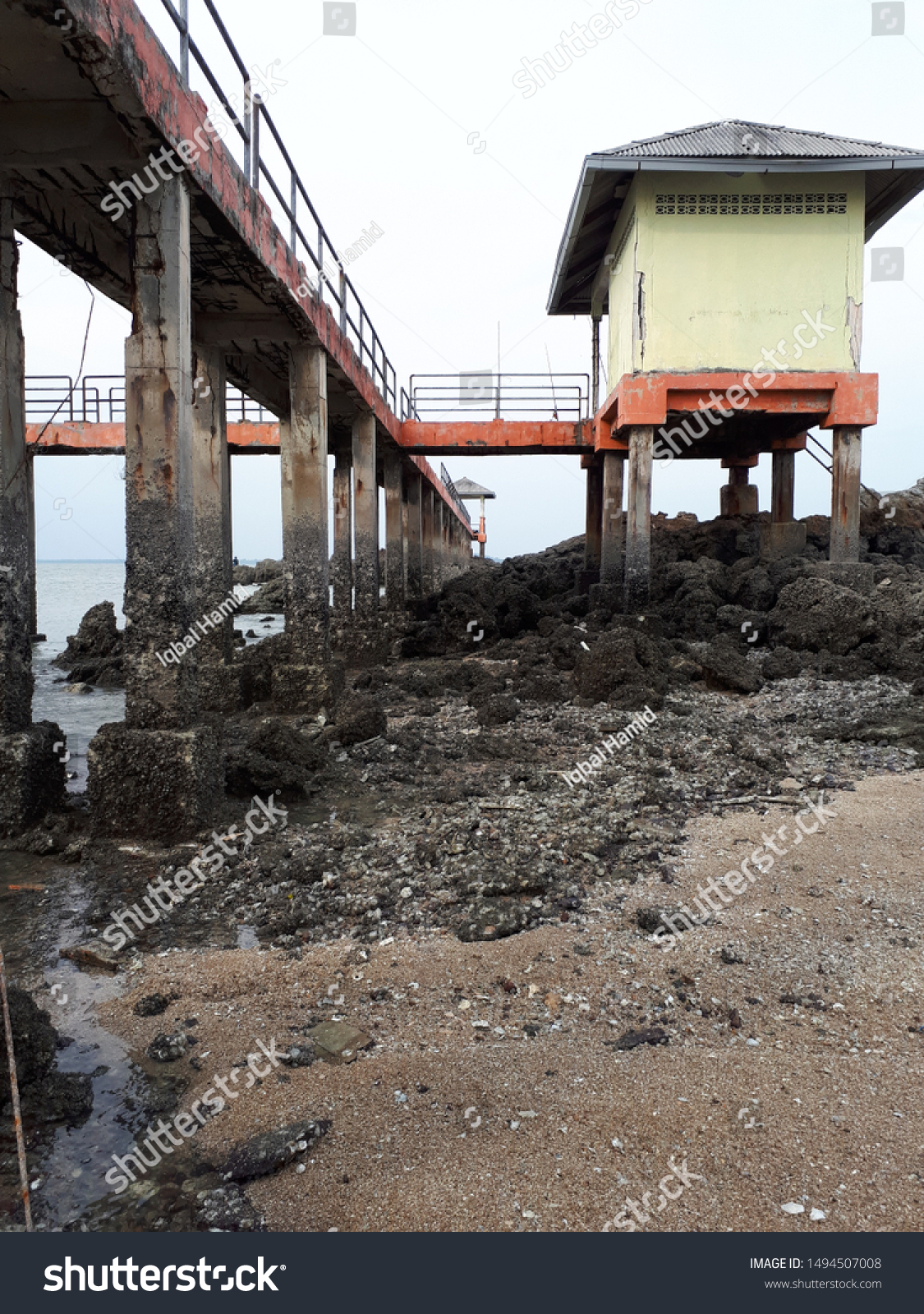 Previously the island served as a research site for the University of Selangor's.but is now only abandoned and poorly managed, as a temporary place for fishermen and stormwater fishermen. #1494507008