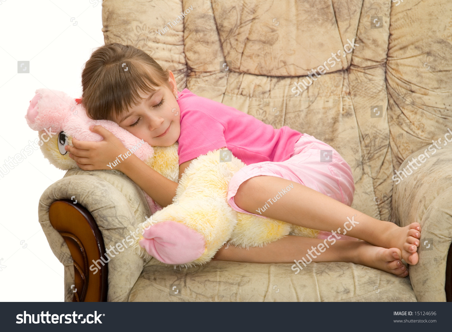 Волшебной игрушкой мастурбирует на диване