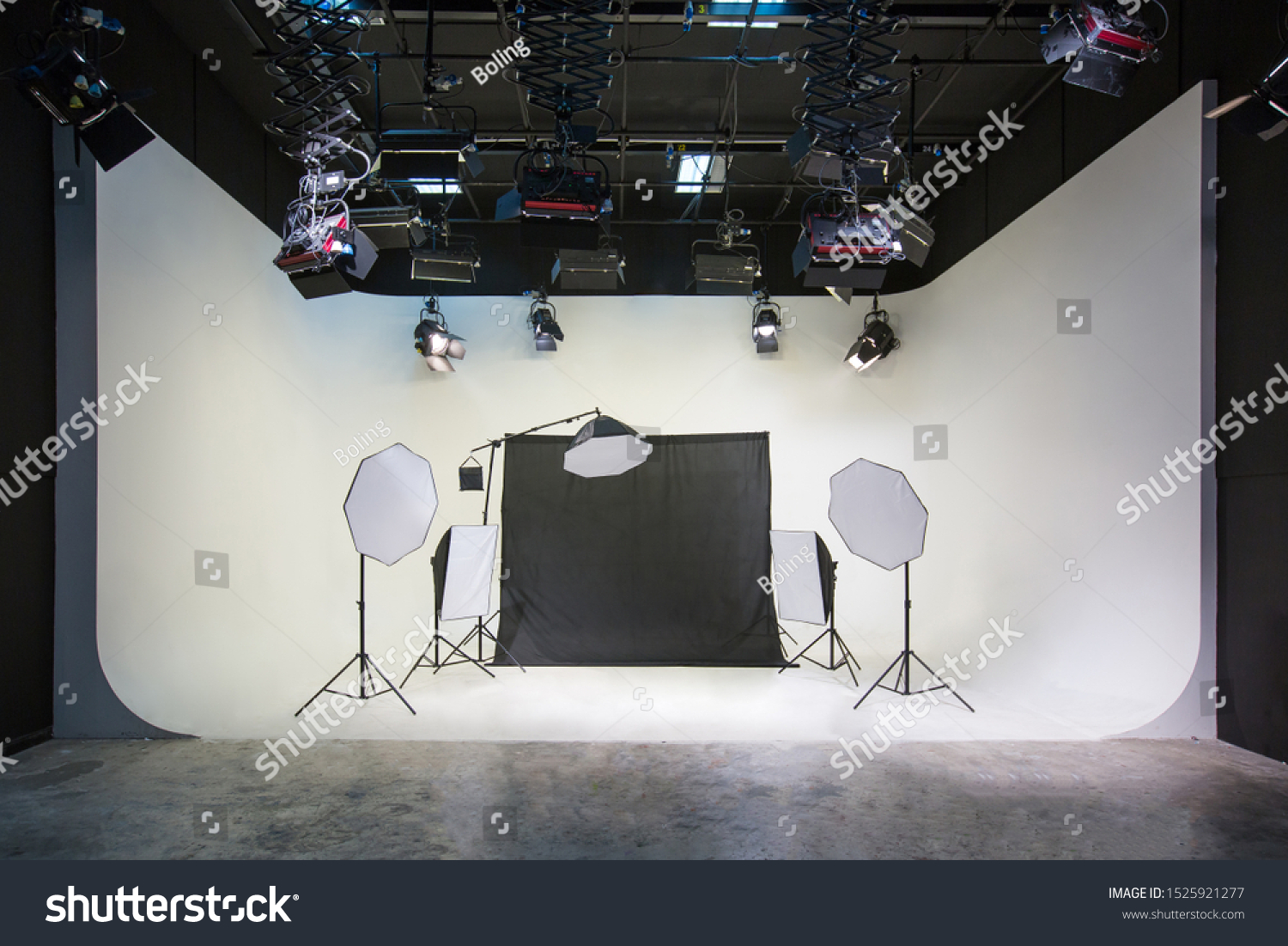 Large photography and video studios with white and black backgrounds and studio lights for arranging various forms of lighting With many sizes suitable for the job #1525921277