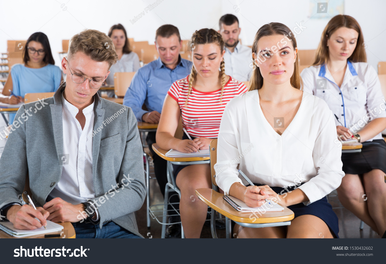 Portrait of group of different age people in lecture hall at extension courses

 #1530432602