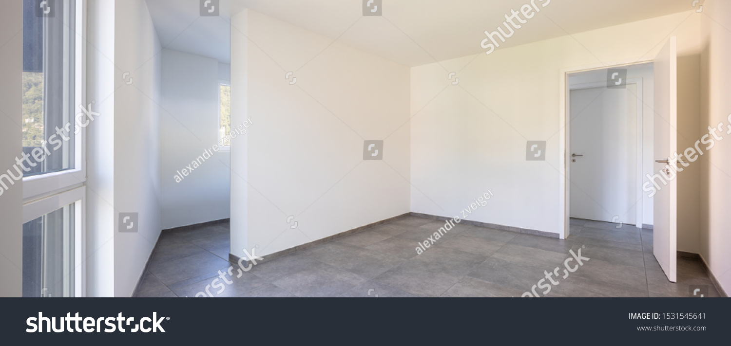 Empty room with white walls, open door and access to the room's private bathroom. Nobody inside #1531545641
