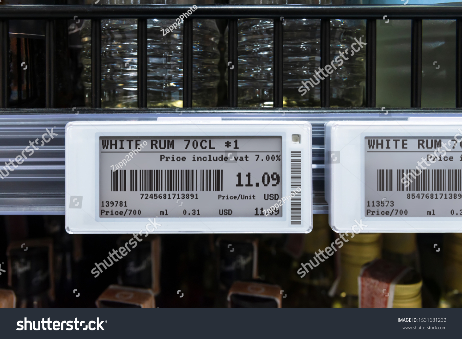 Smart retail digital store technology concept.Electronic Shelf Label(ESL) led for automatically updated displaying product pricing on shelves for retail business. Price is change from control service. #1531681232