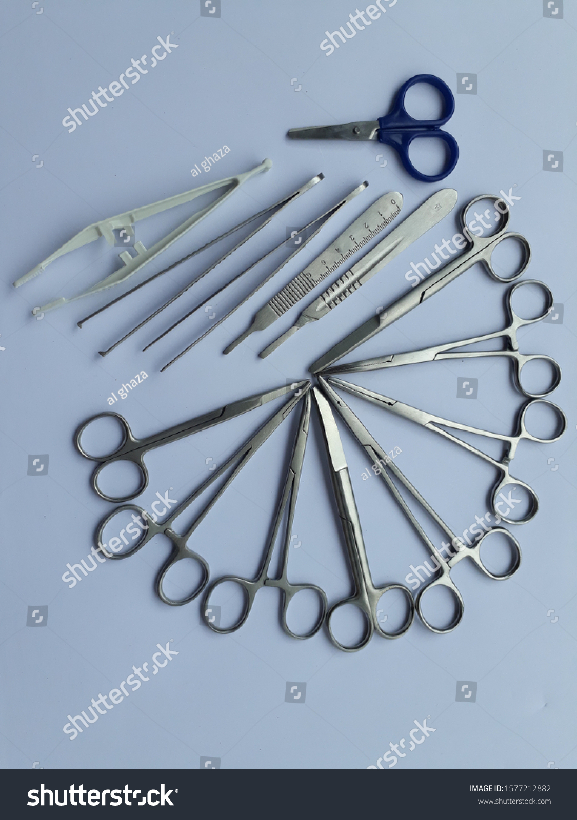 Hecting set is a set of instruments used for sewing or treating wounds. #1577212882