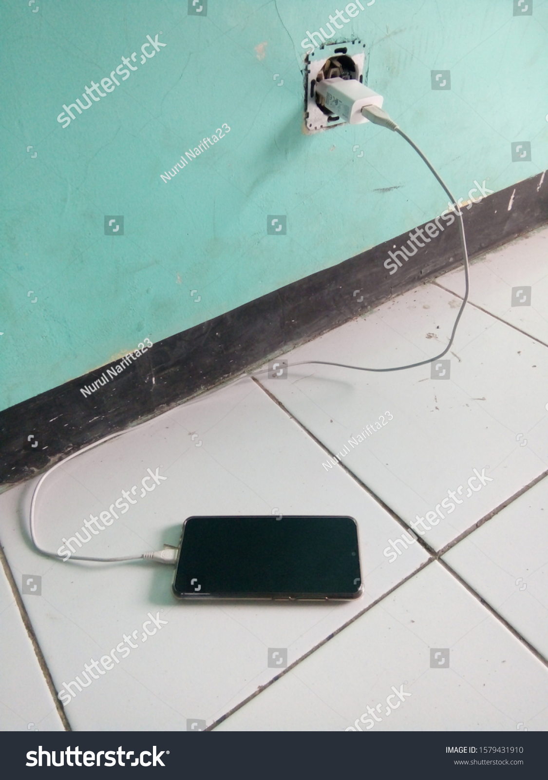 This picture is a picture of a cellphone that is charging  #1579431910