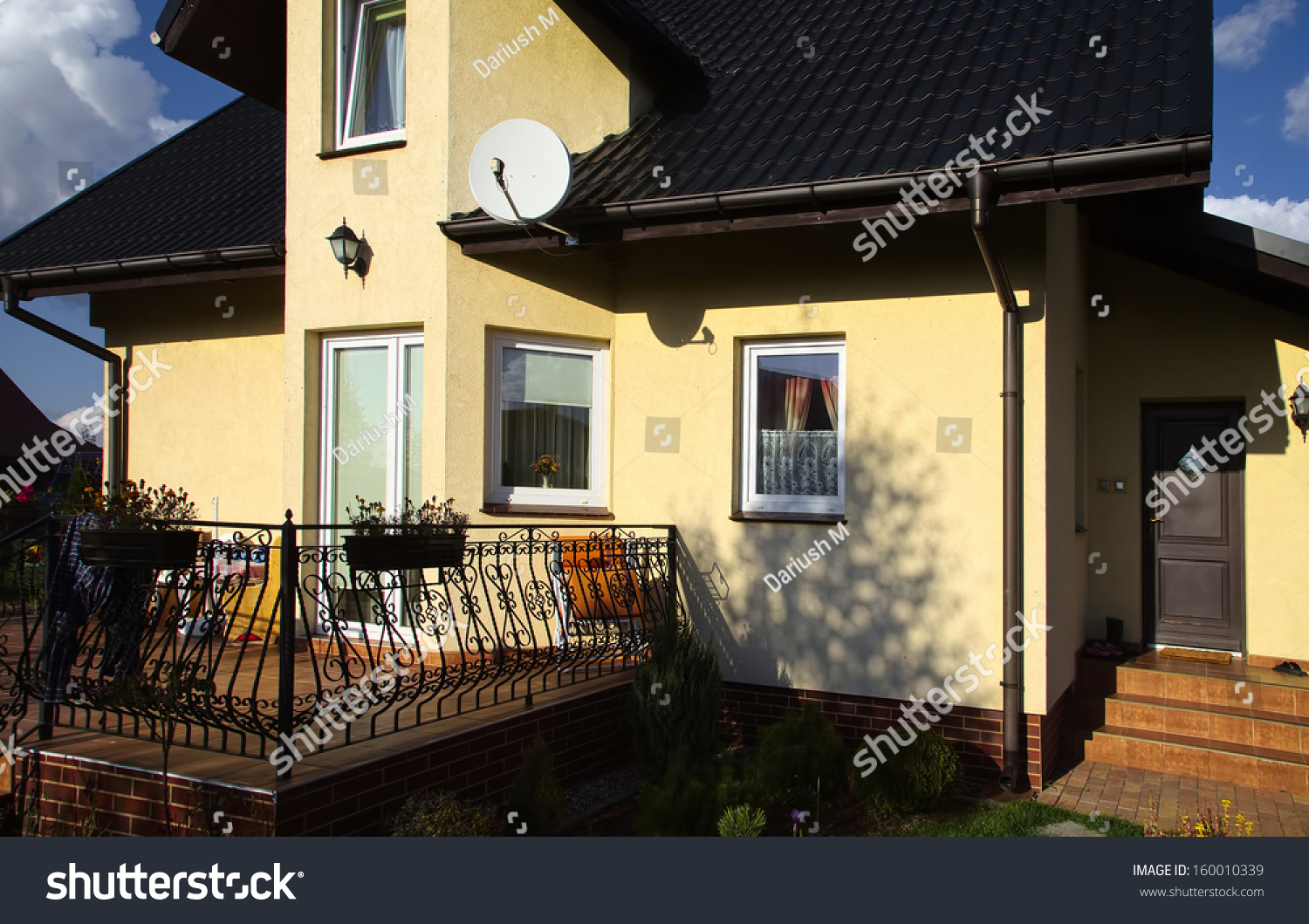Residential house in the suburbia #160010339